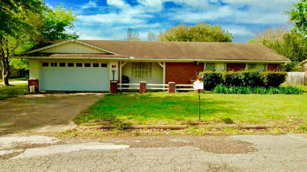 111 Rosewood Drive - Photo 1