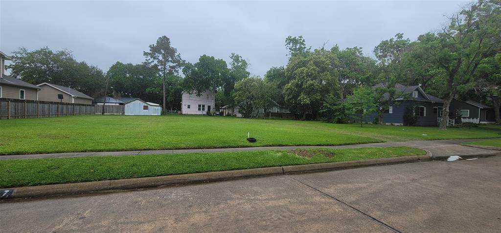 127 Avenue G - Photo 1