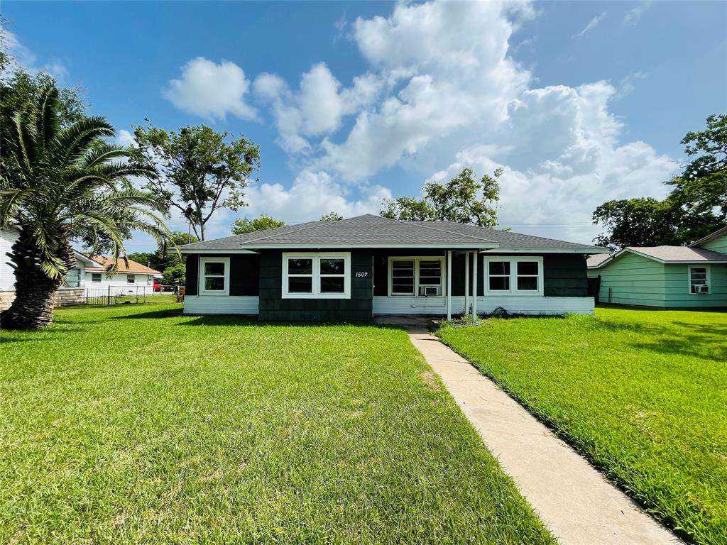 1502 9th Street - Photo 1