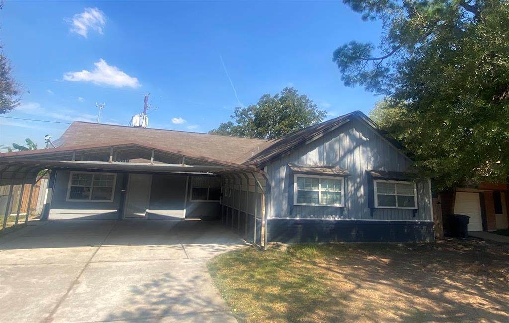 723 Edgebrook Drive - Photo 1