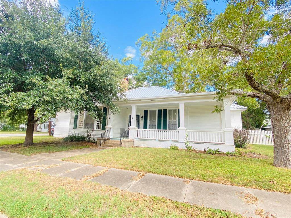 302 Sarah Street - Photo 1