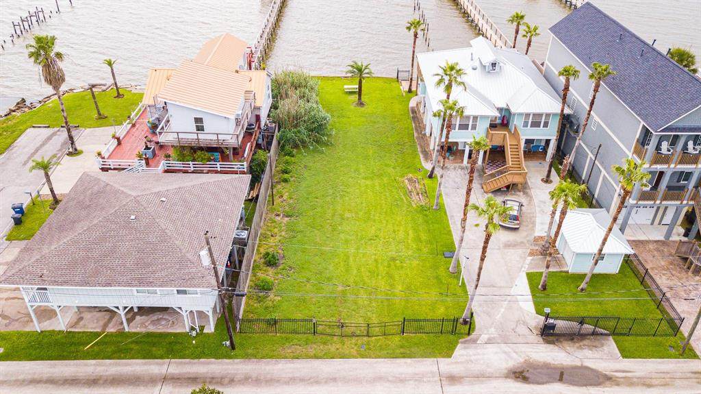 402 Bay Avenue - Photo 1