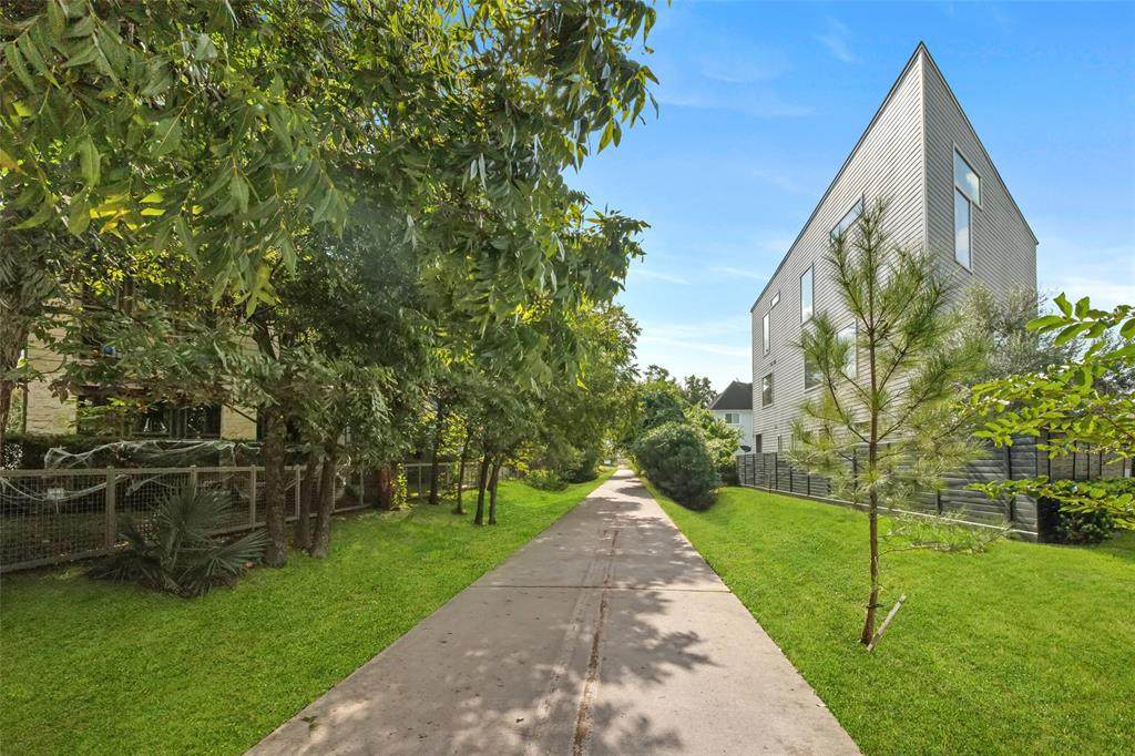 530 Oxford Street - Photo 1