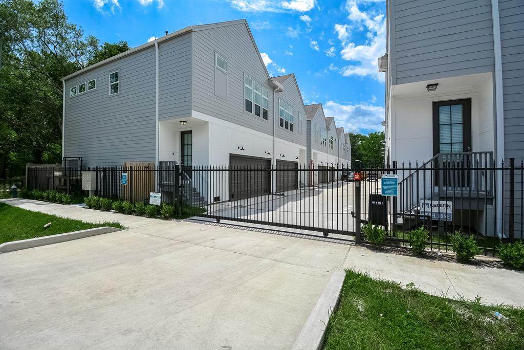 6027 Cypress - Photo 1