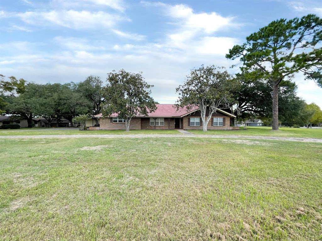 101 Oakridge Drive - Photo 1