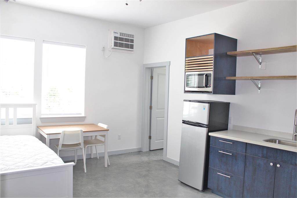 802 University Ave - Photo 1