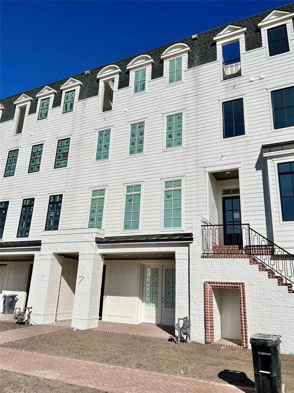 24 Crain Square Boulevard - Photo 1