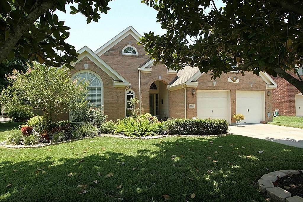 703 Acacia Place - Photo 1