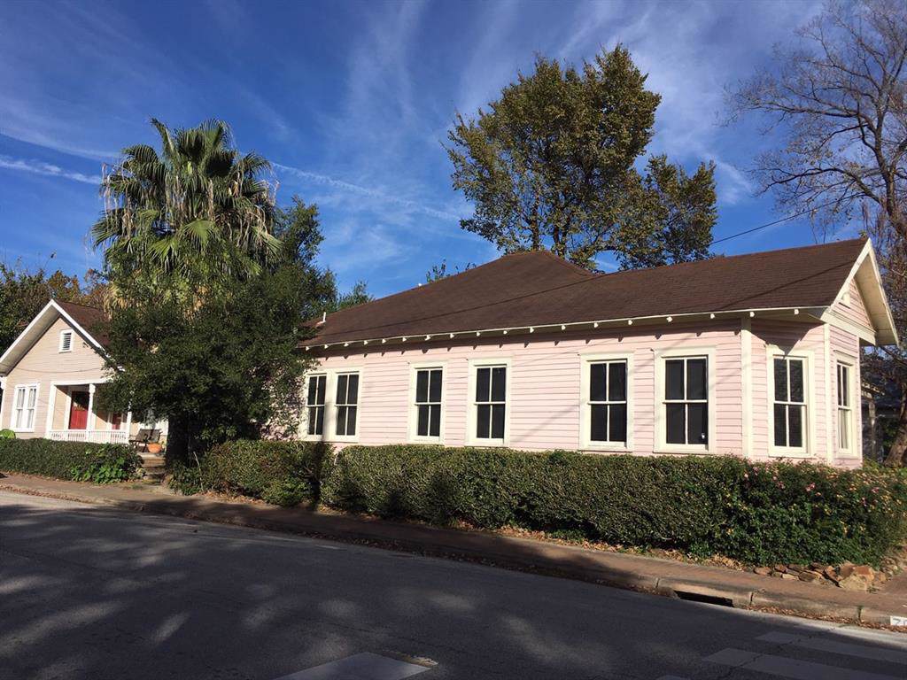 1820 Lubbock Street - Photo 1