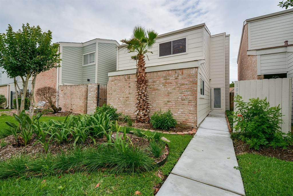 10912 Francoise Boulevard - Photo 1