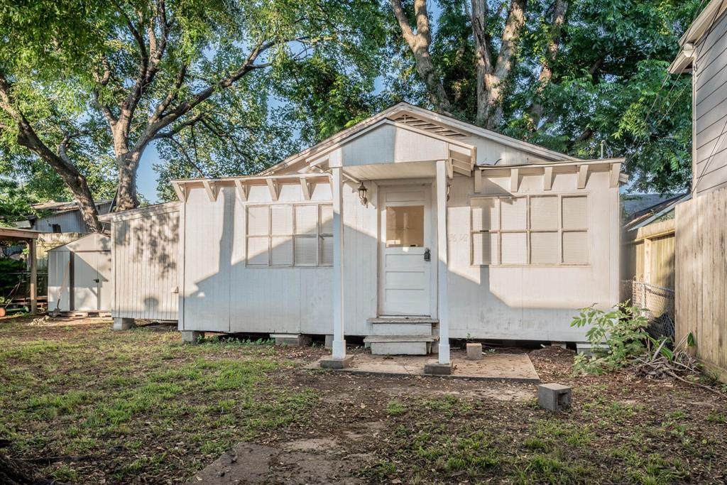 1436 Alexander 1/2 Street - Photo 1