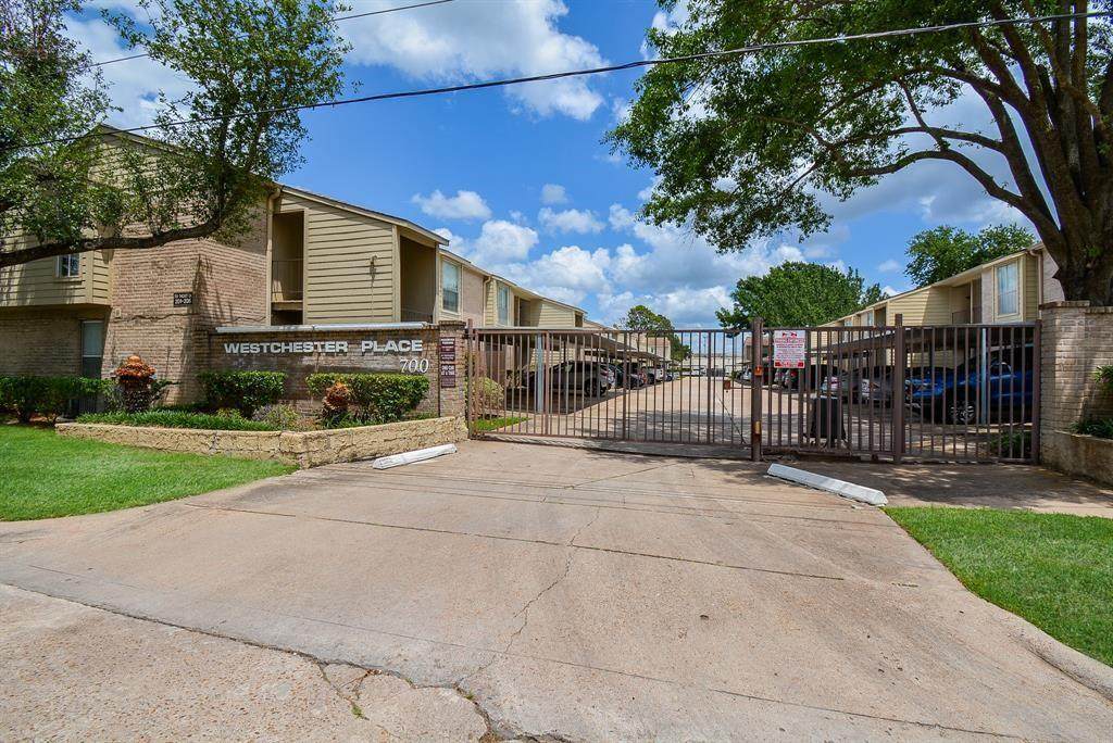 700 Thicket Lane - Photo 1