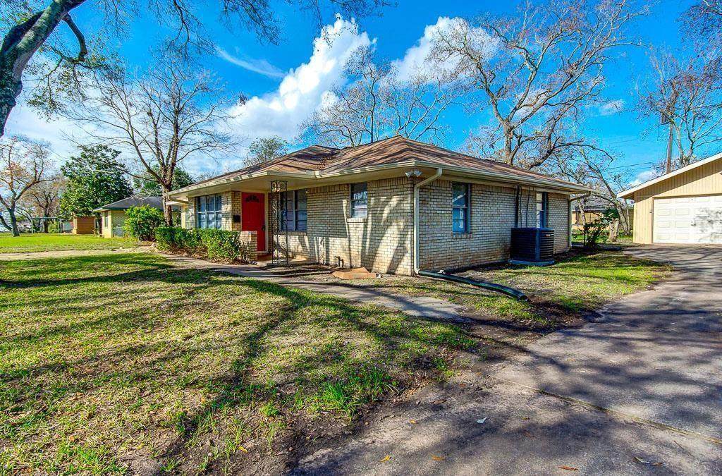 1013 Lindsey Drive - Photo 1