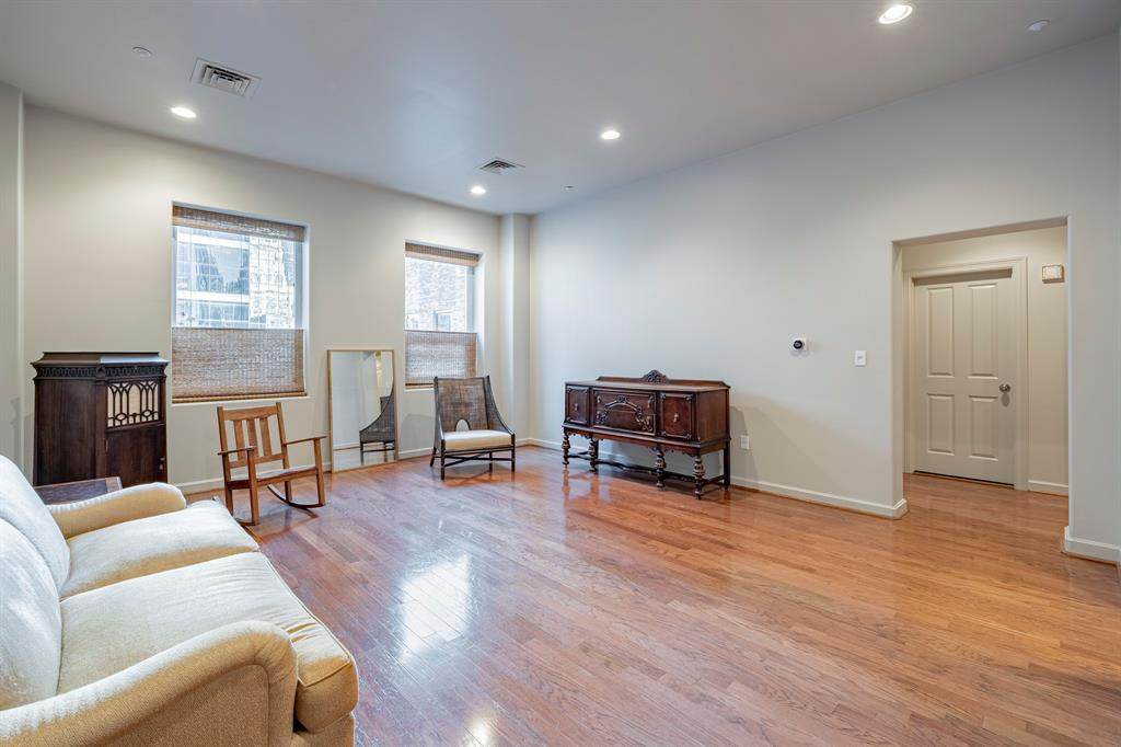 914 Main Street - Photo 1
