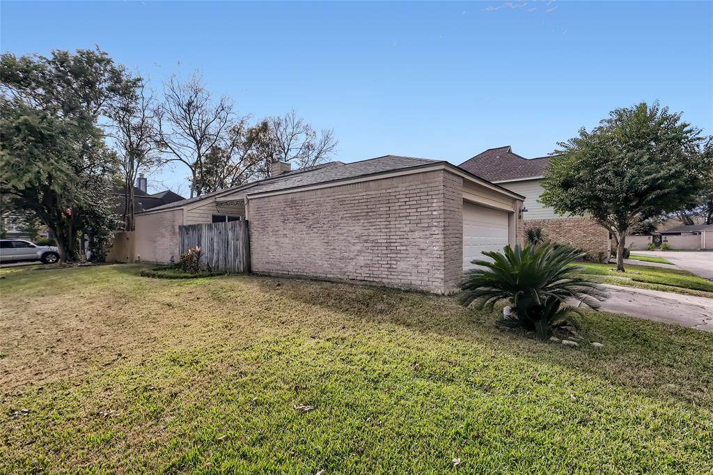 1638 Beaconshire Road - Photo 1