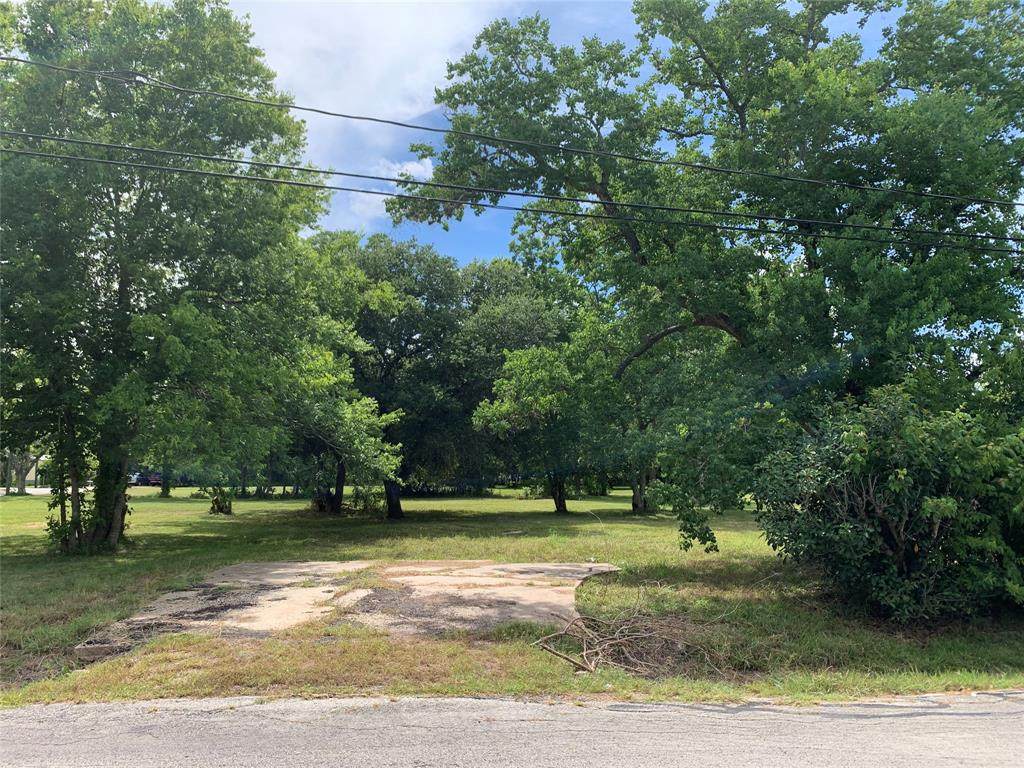 903 Center St - Photo 1