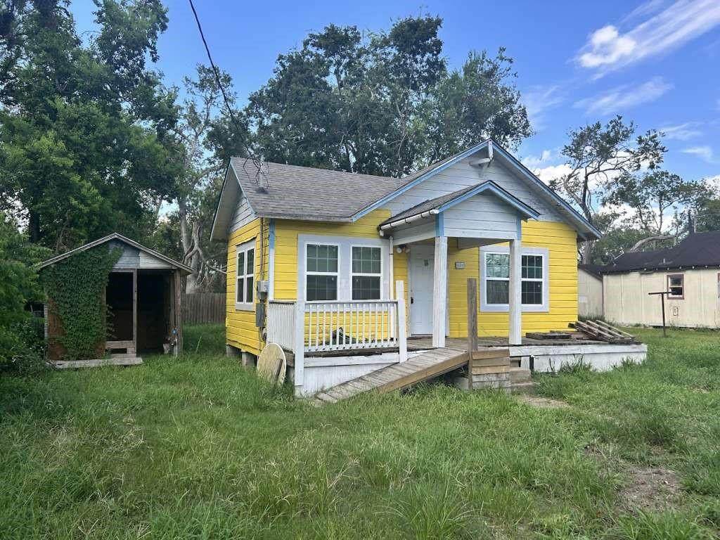 634 Bernard Street - Photo 1