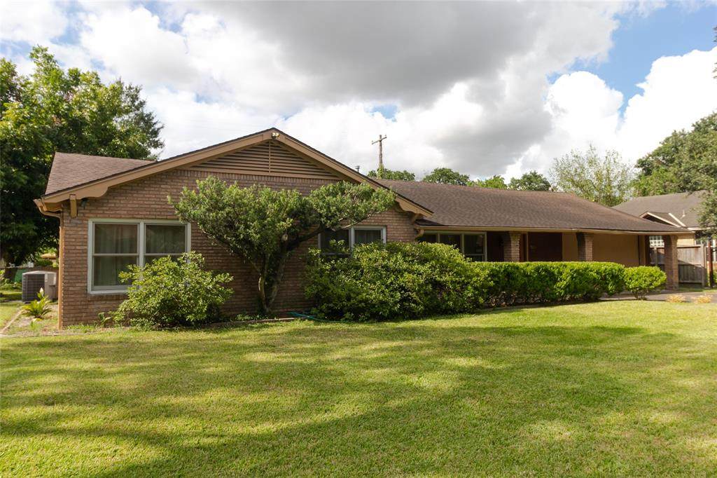 300 Avenue Of Oaks Street - Photo 1