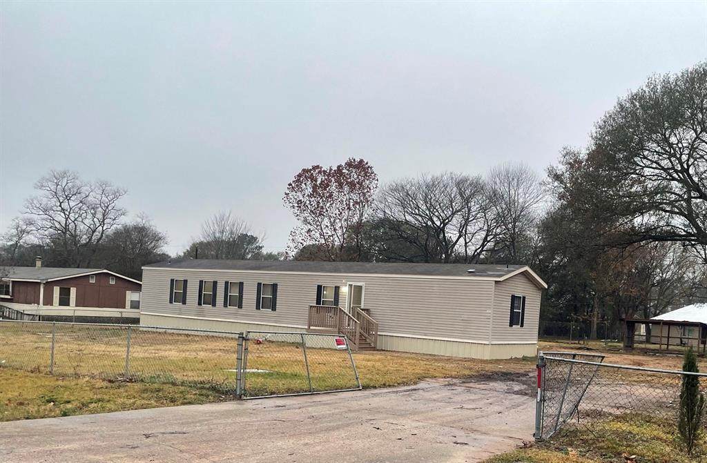310 Pine Circle - Photo 1