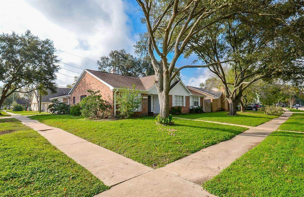 22103 Fincastle Drive - Photo 1