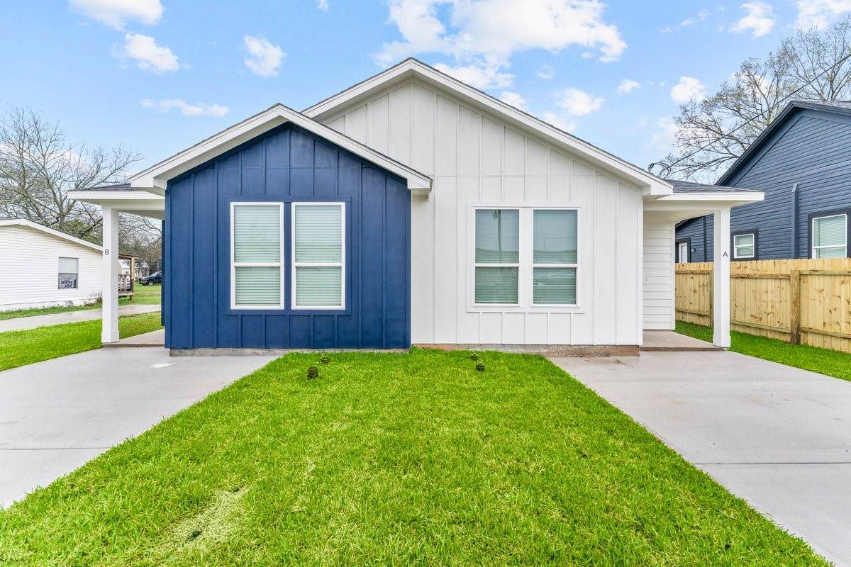 402 Stewart Street - Photo 1