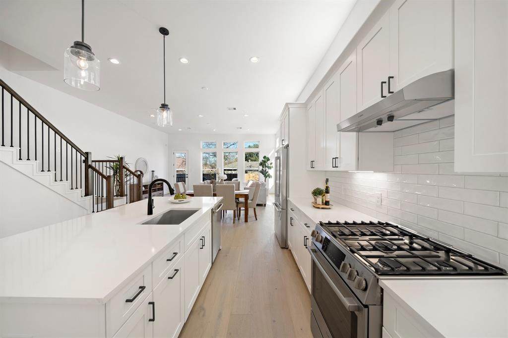 5004 Darling Street - Photo 1