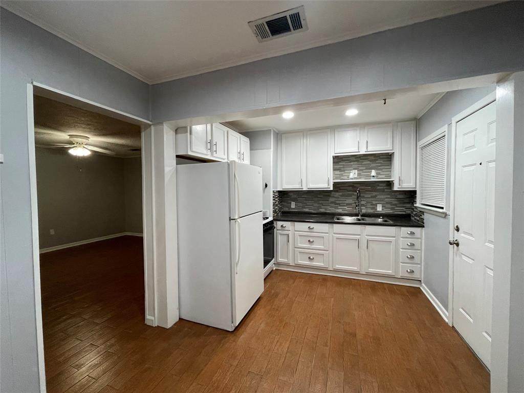 2619 Oleander Dr - Photo 1