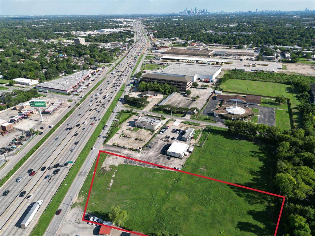 7265 North Freeway - Photo 1