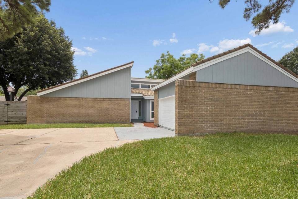 3807 Saratoga Drive - Photo 1