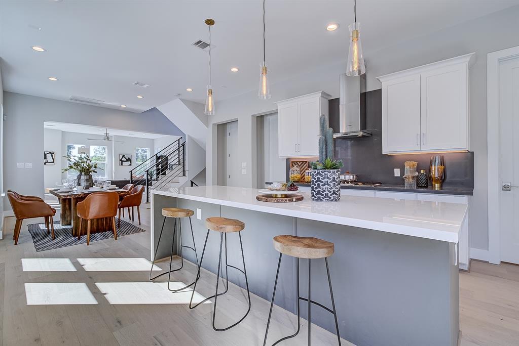 919 W 16th St - Photo 1