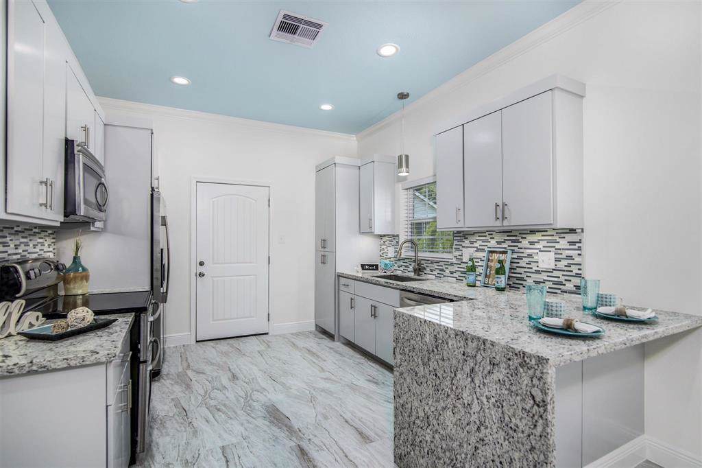 4315 Avenue Q 1/2 - Photo 1