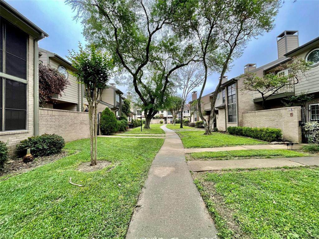 712 Country Place Unit D - Photo 1