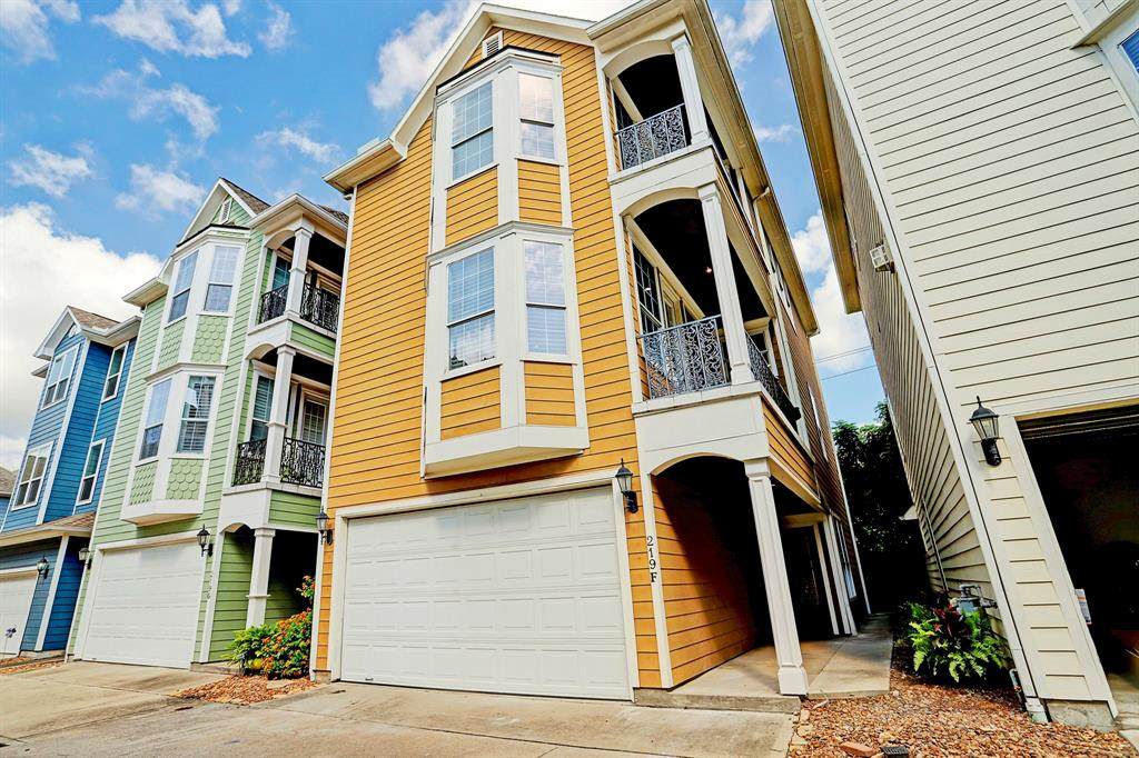 219 27th Street - Photo 1