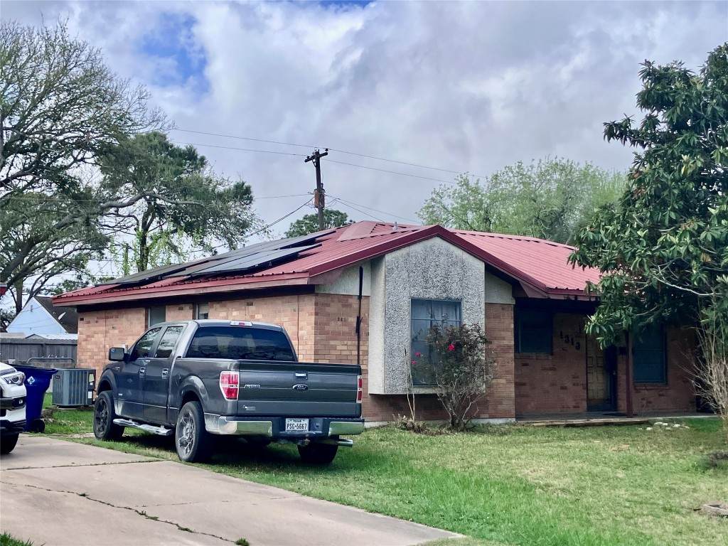 1313 Noble Road - Photo 1