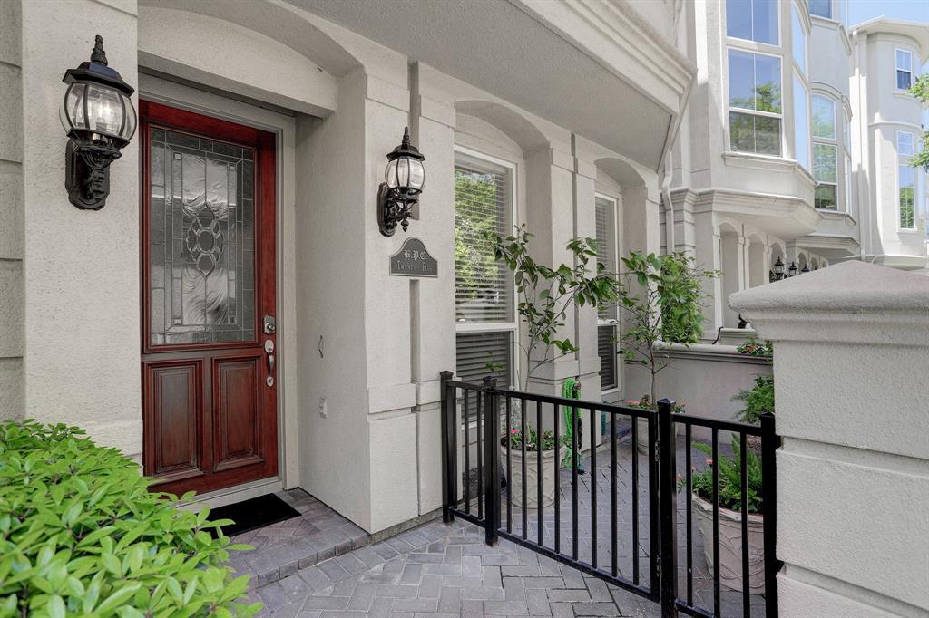 1515 Hyde Park Boulevard - Photo 1