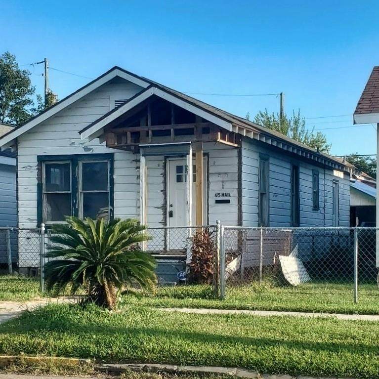 5123 Avenue L - Photo 1