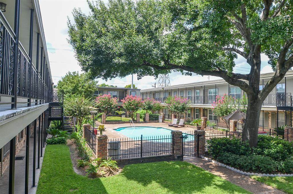 3131 Southwest Freeway - Photo 1