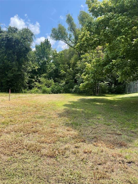 923 Avenue C - Photo 1