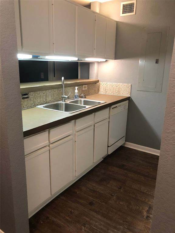 521 Southwest Parkway - Photo 1