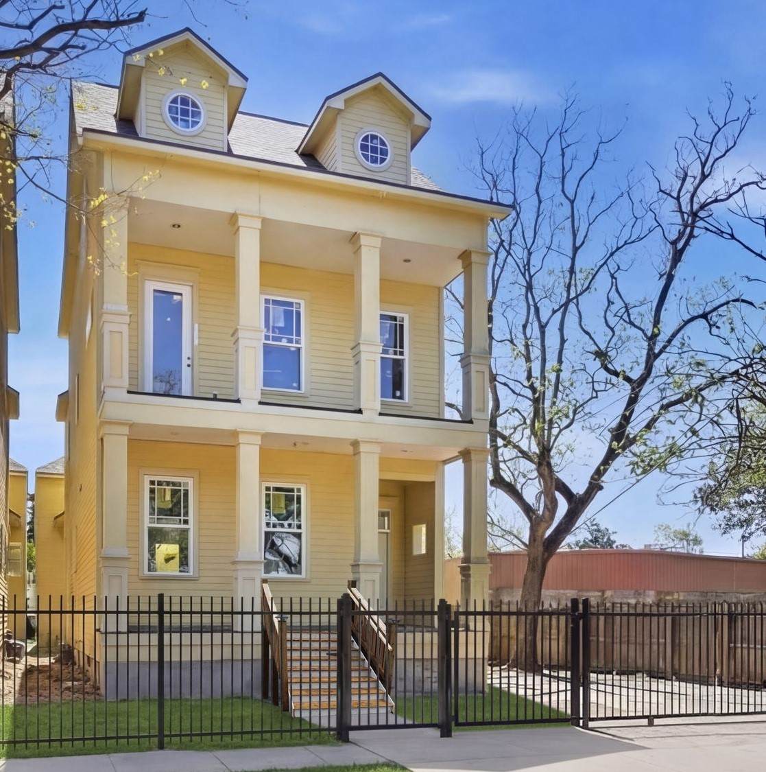 312 W 9th St - Photo 1
