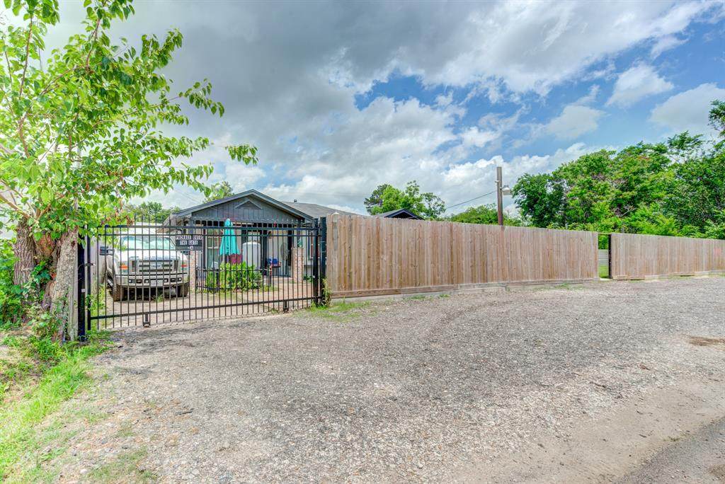2127 Maximilian Street - Photo 1