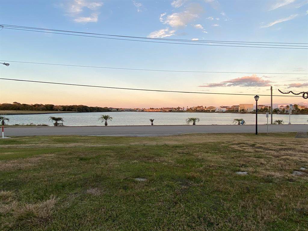 1114 Staples Avenue - Photo 1