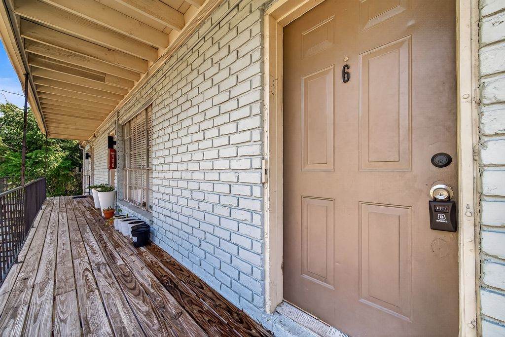 306 Hawthorne Street - Photo 1