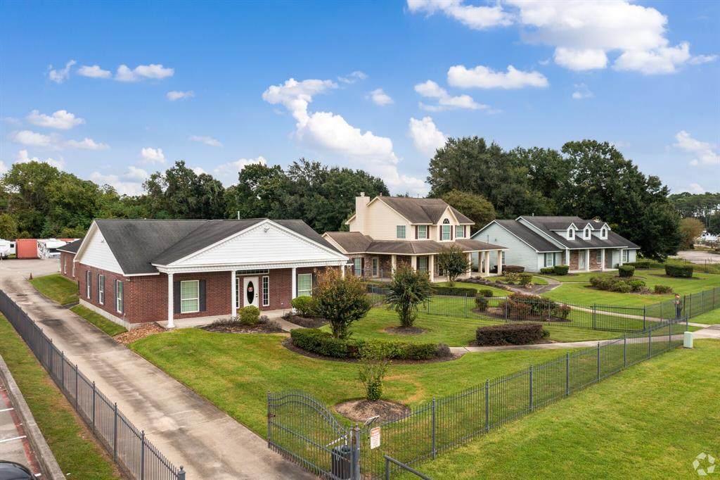 14504 North Freeway - Photo 1