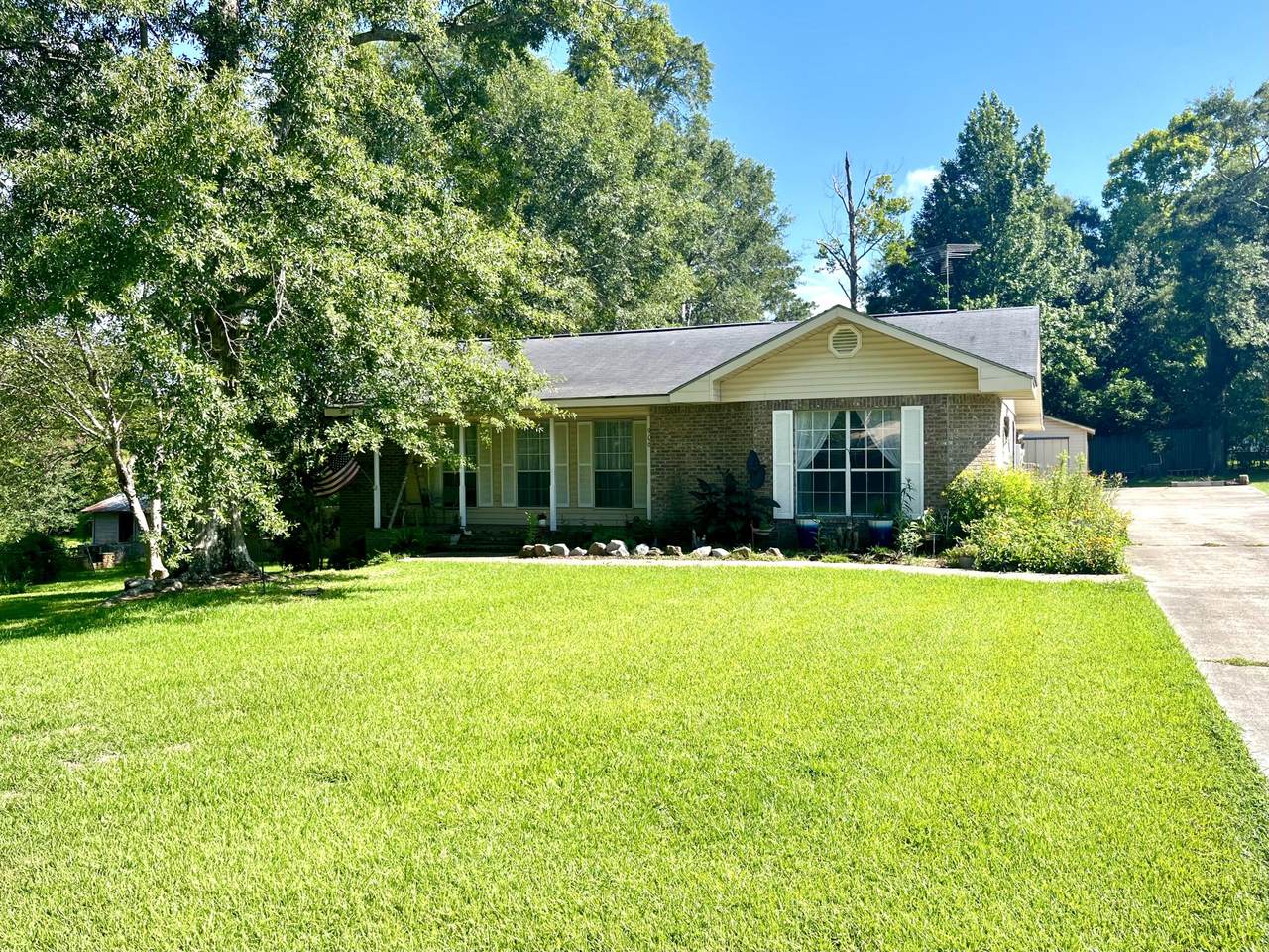 906 10th Ave. - Photo 1