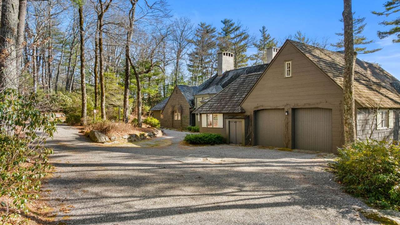 223 Sagee Drive - Photo 1