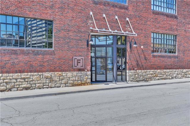 2120 Wyandotte Street - Photo 1
