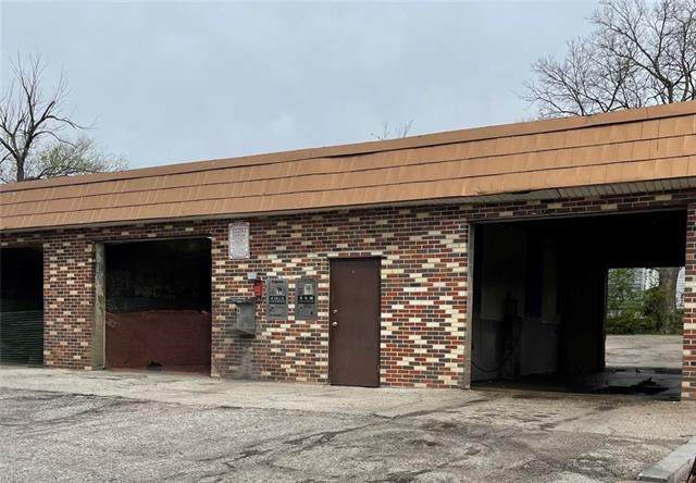 543 Van Brunt Boulevard - Photo 1