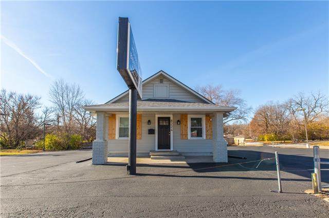 8224 Oak Trafficway - Photo 1