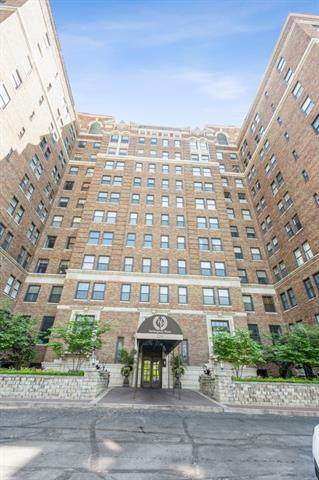 229 Ward Parkway - Photo 1